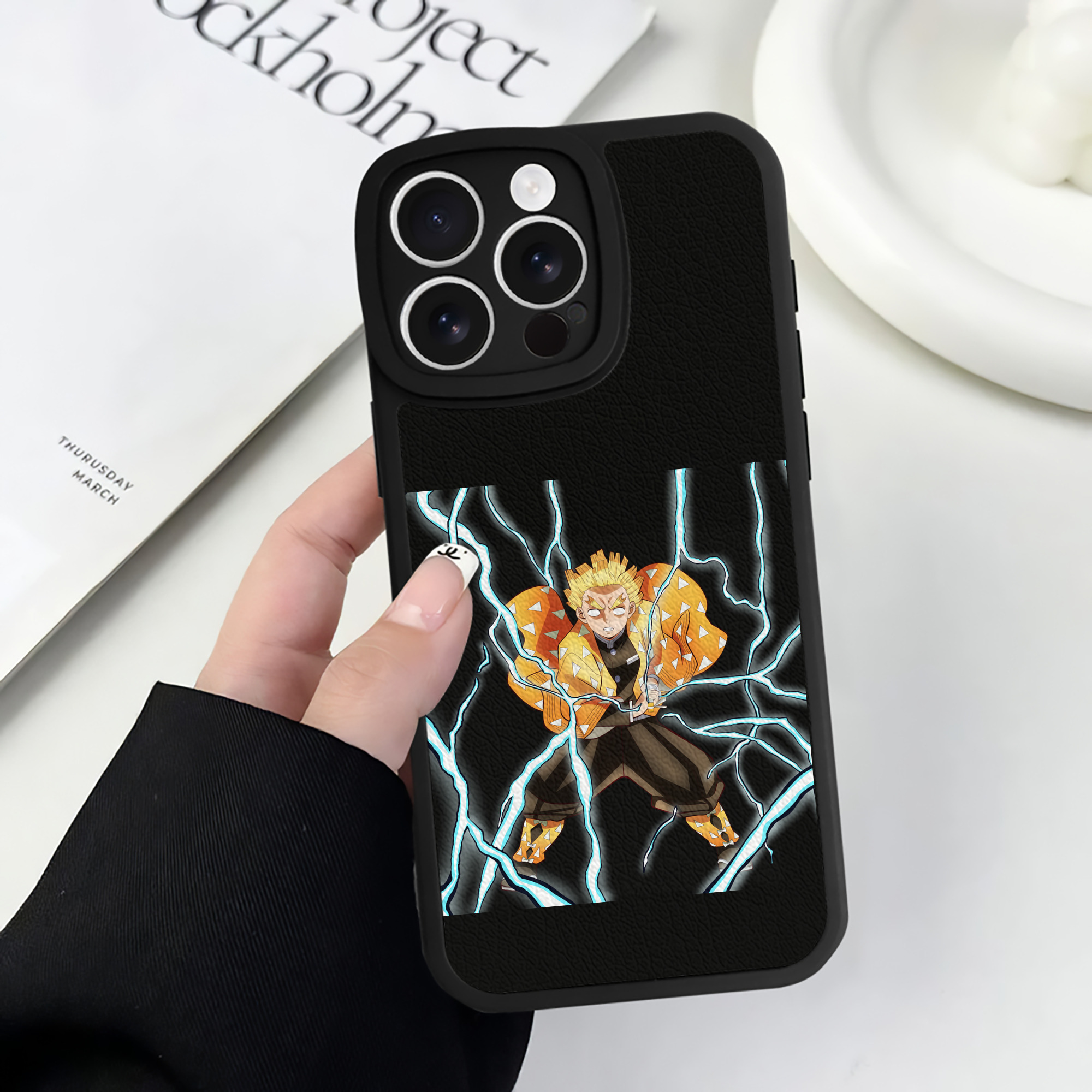 （画像用） 鬼滅の刃（きめつのやいば）我妻 善逸／あがつま ぜんいつ Agatsuma Zenitsu 【iPhone 16シリーズ対応】シリコンスマホケース（レザー調） 材質：シリコン